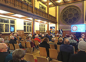 Prof. Dr. Thorsten Thiel in der Aula der Volkshochschule Altenburg.