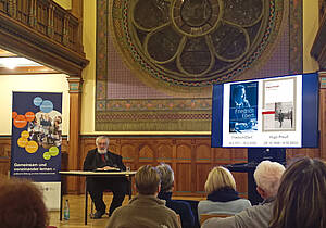 Prof. Dr. Michael Dreyer in der Aula der Volkshochschule Altenburg.