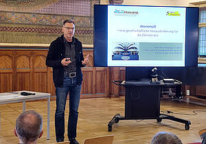 Achim Brunnengräber in der Aula der Volkshochschule Altenburg.