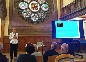Prof. Dr. Sophia Hoffmann in der Aula der Volkshochschule Altenburg.