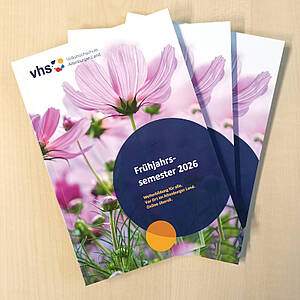 Drei Programmhefte der Volkshochschule Altenburger Land, Frühjahrssemester 2026.