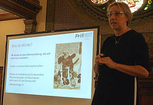 Prof. Dr. Katrin Großmann in der Aula der Volkshochschule Altenburg.