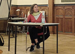 Prof. Dr. Karina Becker in der Aula der Volkshochschule Altenburg.