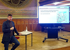 Prof. Dr. Florian Bruns in der Aula der Volkshochschule Altenburg.