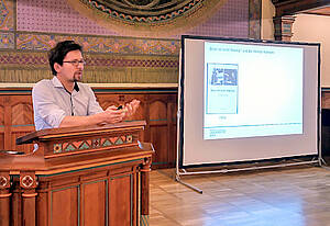 Dr. Andreas Braune in der Aula der Volkshochschule Altenburg.