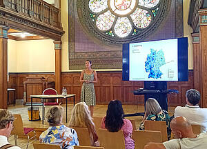Prof. Dr. Birgit Glorius in der Aula der Volkshochschule Altenburg.