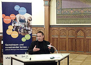 Dr. Ronald Füssel in der Aula der Volkshochschule Altenburg.