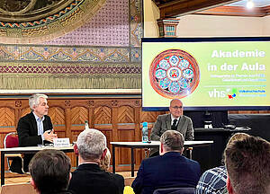 Prof. Dr. Carlo Masala in der Aula der Volkshochschule Altenburg.
