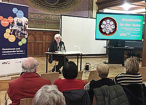 Dr. Volker Ullrich in der Aula der Volkshochschule Altenburg.