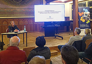 Dr. Juliane Stückrad in der Aula der Volkshochschule Altenburg.