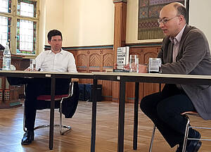 Dr. Ronen Steinke und Dr. Michael Hein in der Aula der Volkshochschule Altenburg.