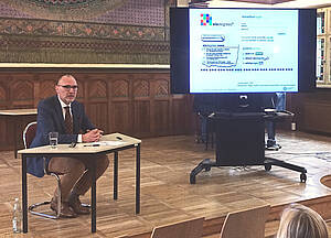 Prof. Dr. Patrick Donges in der Aula der Volkshochschule Altenburg.
