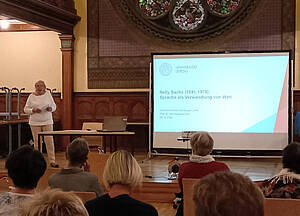 Prof. Dr. Ilse Nagelschmidt in der Aula der Volkshochschule Altenburg.