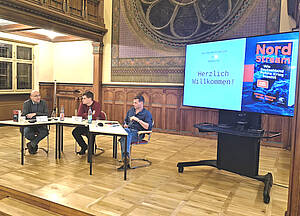 Dr. Michael Hein, Ulrich Thiele und Steffen Dobbert in der Aula der Volkshochschule Altenburg.