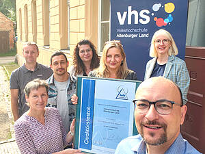 Das vhs-Team mit dem 2026 verliehenen Qualitätstestat.