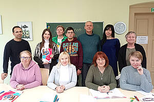 Kursleiterin und Teilnehmende eines Deutsch-C1-Kurses an der Volkshochschule Altenburger Land (2024).