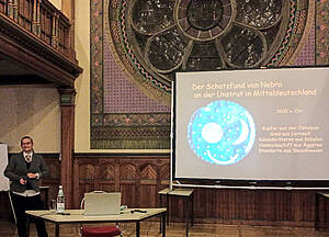 Dr. Regine Maraszek in der Aula der Volkshochschule Altenburg.