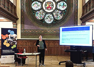 Prof. Dr. Karin Scherschel in der Aula der Volkshochschule Altenburg.