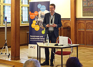 Prof. Dr. Michael Kolkmann in der Aula der Volkshochschule Altenburg.
