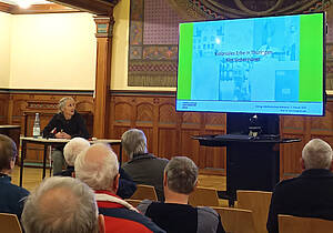 Prof. Dr. Kim Siebenhüner in der Aula der Volkshochschule Altenburg.