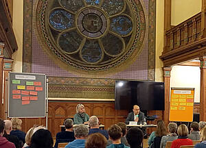 Dr. Agnès Arp und Dr. Michael Hein in der Aula der Volkshochschule Altenburg.