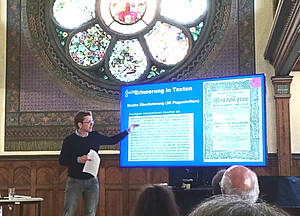 Dr. Martin Bauch in der Aula der Volkshochschule Altenburg.
