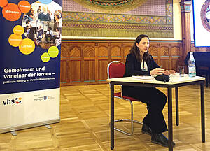 Katharina van Bronswjik in der Aula der Volkshochschule Altenburg.