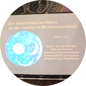 Präsentation zur Himmelsscheibe von Nebra auf einer Leinwand in der Aula der Volkshochschule Altenburg.