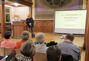 Harald Mohr in der Aula der Volkshochschule Altenburg.
