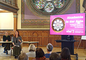 Dörte Ernst und Steffi von dem Fange in der Aula der Volkshochschule Altenburg.