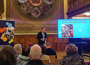Prof. Dr. Joachim Bauer in der Aula der Volkshochschule Altenburg.