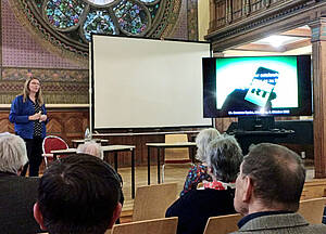 Dr. Susanne Spahn in der Aula der Volkshochschule Altenburg.