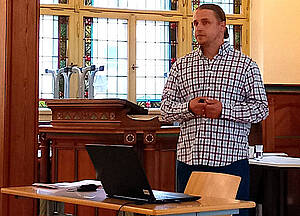 Prof. Dr. Christian Stecker in der Aula der Volkshochschule Altenburg.