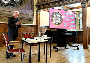 Hubertus Buchstein in der Aula der Volkshochschule Altenburg.