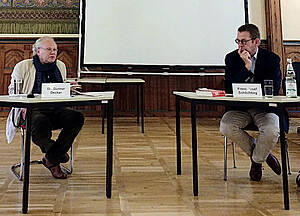 Dr. Gunnar Decker und Franz-Josef Schlichting in der Aula der Volkshochschule Altenburg.