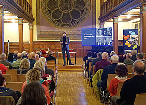 Priv.-Doz. Dr. Marcel Lewandowsky in der Aula der Volkshochschule Altenburg.