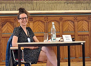 Carolin Würfel in der Aula der Volkshochschule Altenburg.