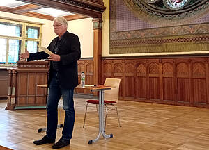 Prof. Dr. Hubertus Buchstein in der Aula der Volkshochschule Altenburg.