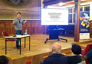 Philipp Winkler in der Aula der Volkshochschule Altenburg.