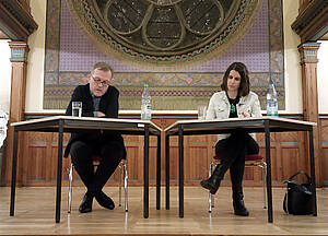 Markus Decker (links) und Tanja Brandes (rechts) in der Aula der Volkshochschule Altenburg.