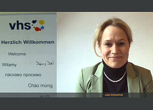 Dr. Julia Schwanholz.