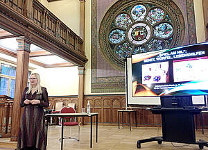 Dr. Franziska Naether in der Aula der Volkshochschule Altenburg.