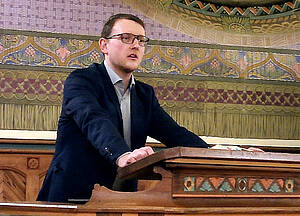 Dr. Matthias Quent in der Aula der Volkshochschule Altenburg.