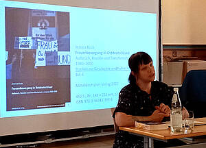 Dr. Jessica Bock in der Aula der Volkshochschule Altenburg.