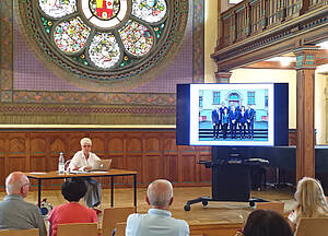Elke Heßelmann in der Aula der Volkshochschule Altenburg.