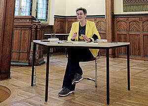 Karoline M. Preisler in der Aula der Volkshochschule Altenburg.