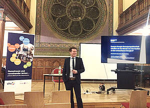 Prof. Dr. Andreas Goldthau in der Aula der Volkshochschule Altenburg.