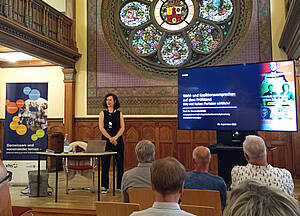 Prof. Dr. Theres Matthieß in der Aula der Volkshochschule Altenburg.
