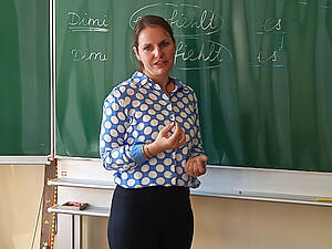 Deutschlehrerin Marika Doberenz steht vor einer grünen Tafel.
