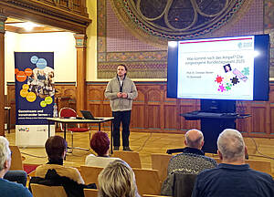 Prof. Dr. Christian Stecker in der Aula der Volkshochschule Altenburg.